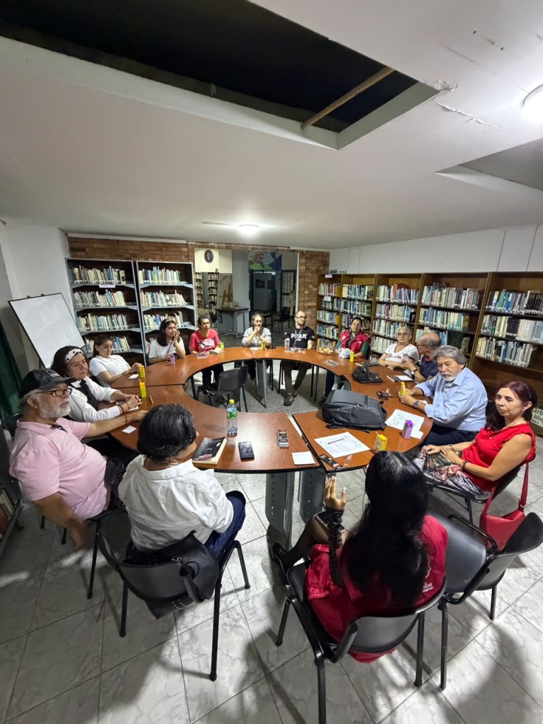 Encuentro literario — debate en mesa redonda en la biblioteca