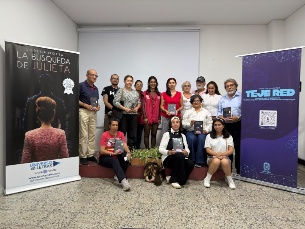 Encuentro literario con Lorena Motta — participantes posando con ejemplares de La búsqueda de Julieta